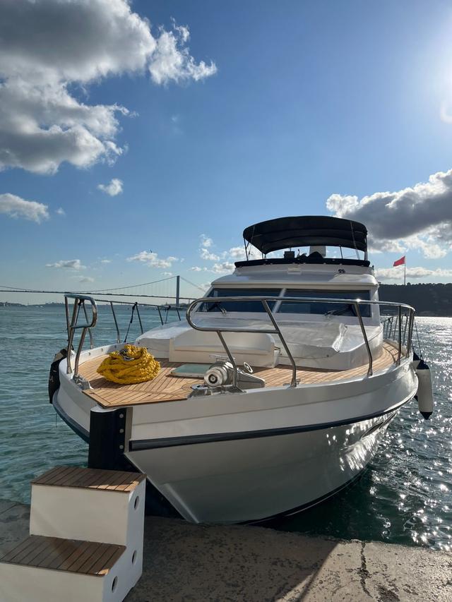 YACHT