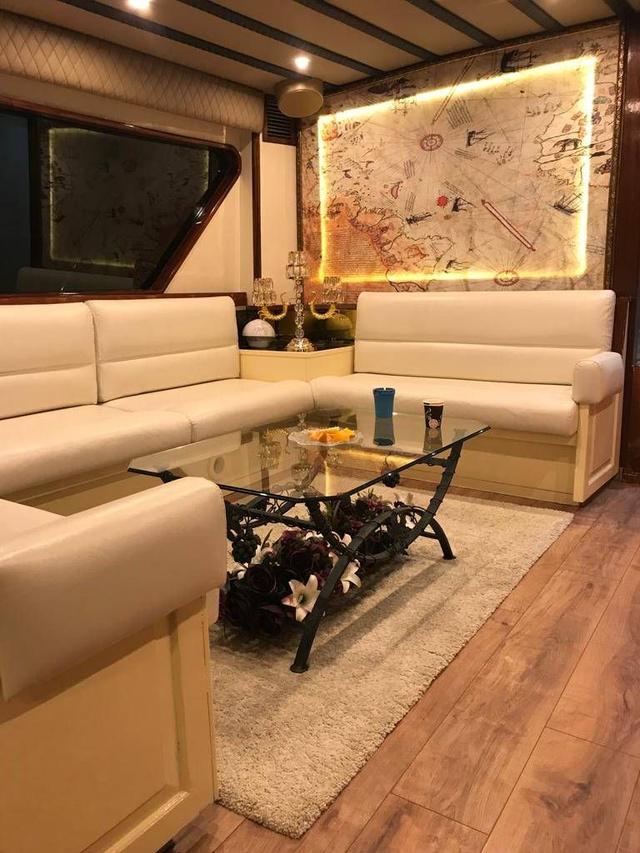 YACHT