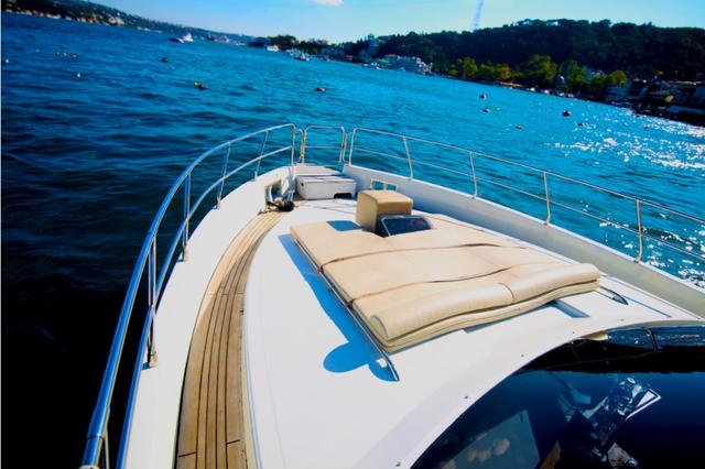 YACHT