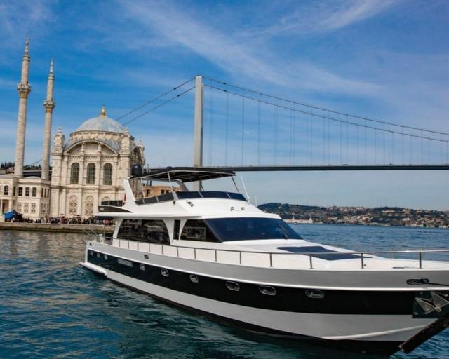 YACHT