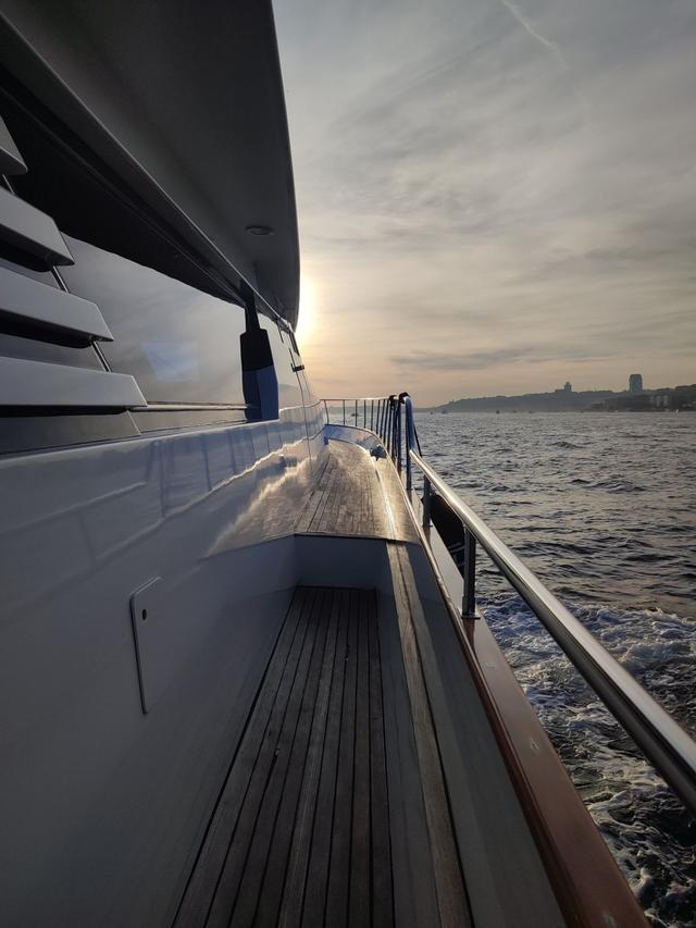 YACHT