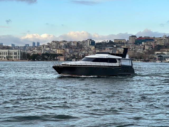 YACHT