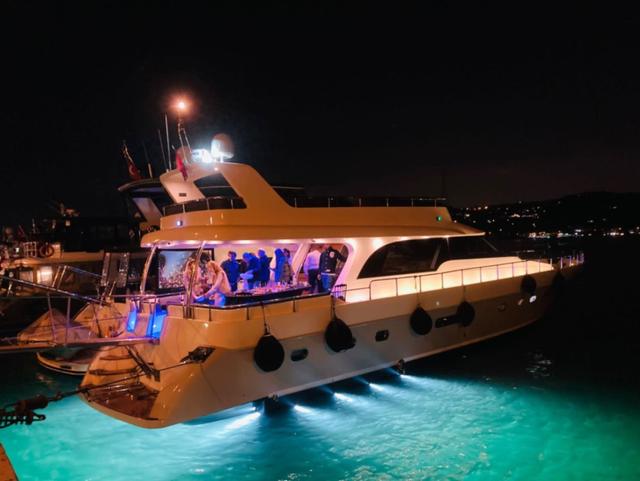 YACHT