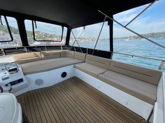 YACHT