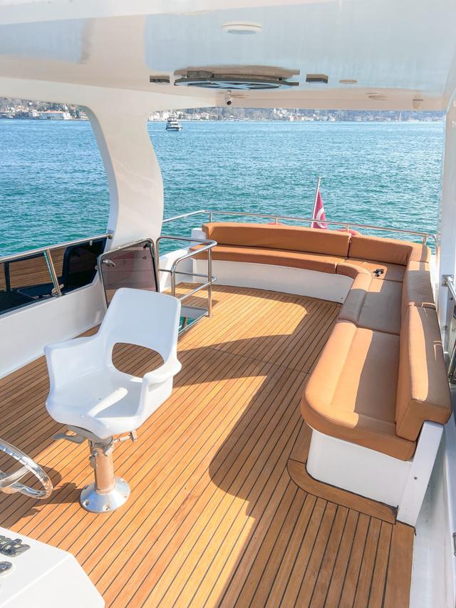 YACHT