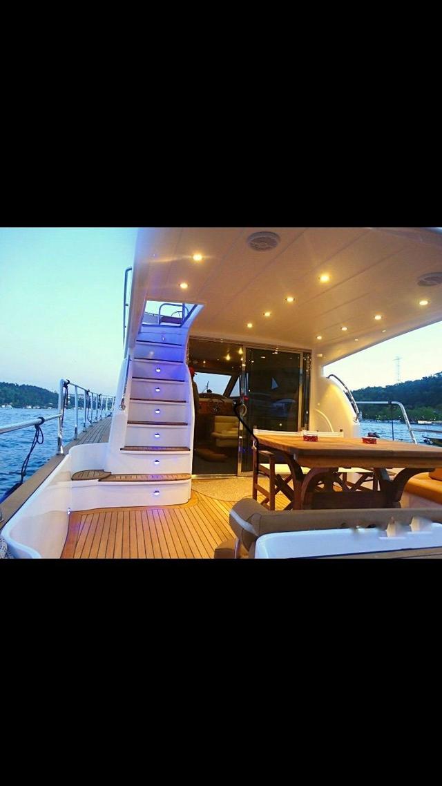 YACHT