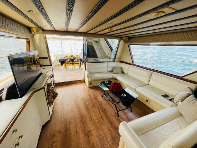 YACHT