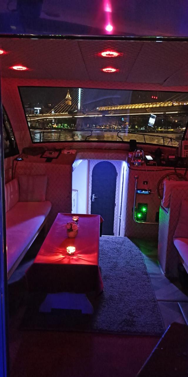YACHT