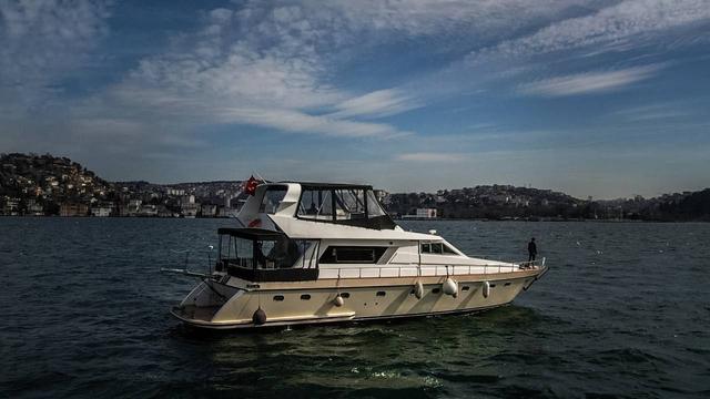 YACHT