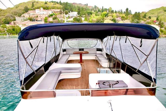 YACHT