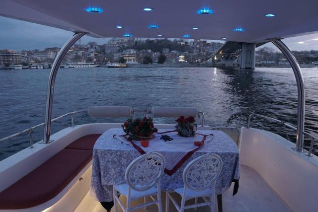 YACHT