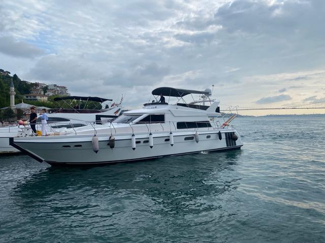 YACHT