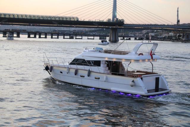 YACHT