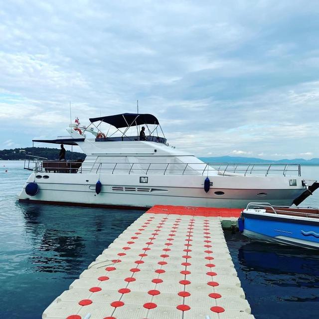 YACHT