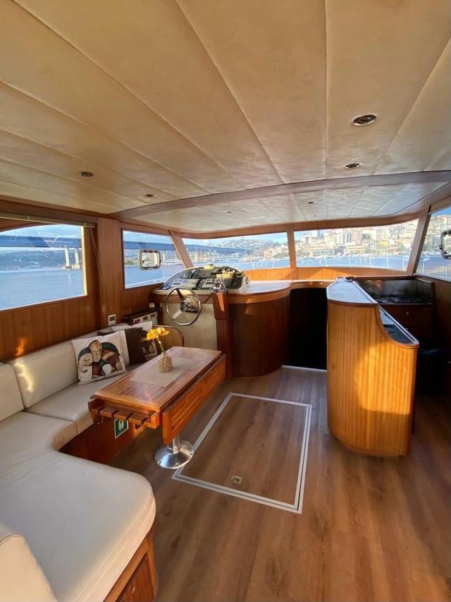YACHT
