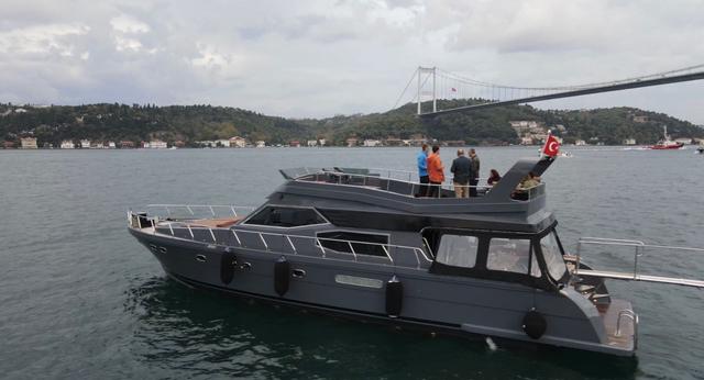 YACHT