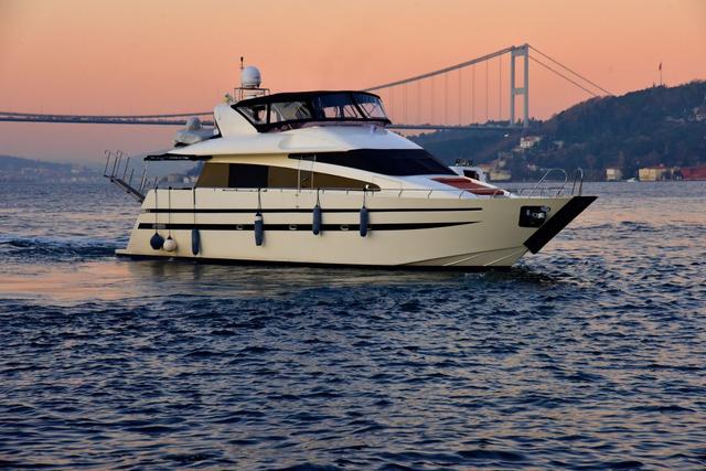 YACHT