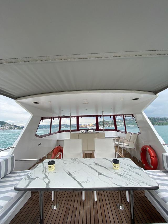 YACHT