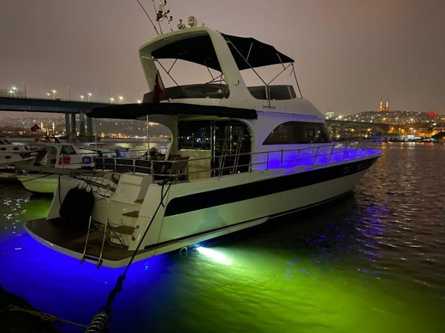 YACHT