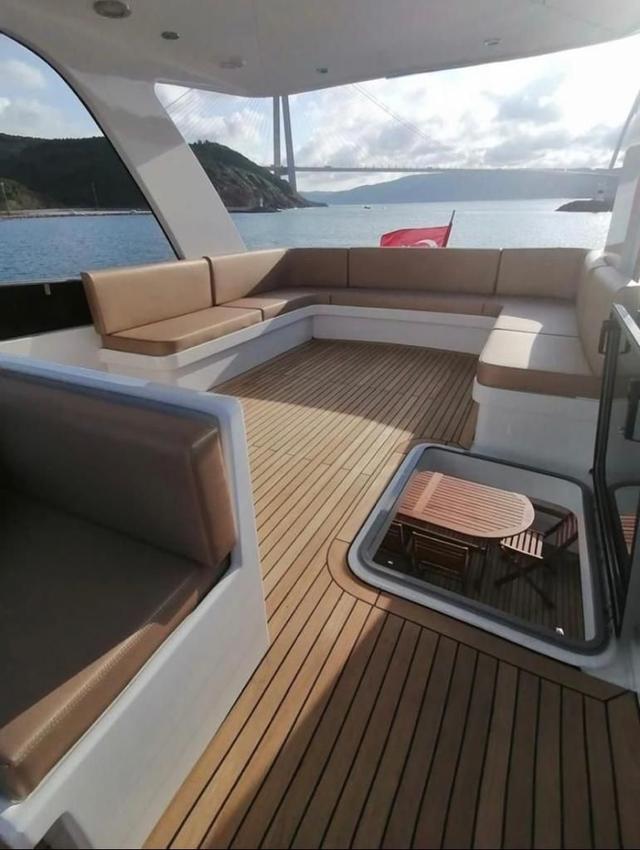 YACHT
