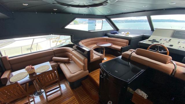 YACHT