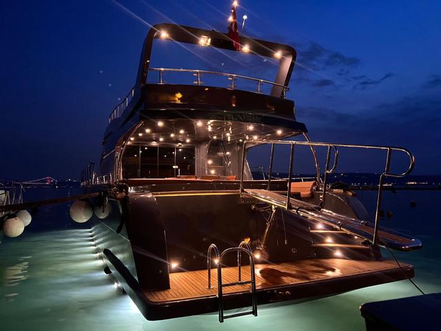 YACHT
