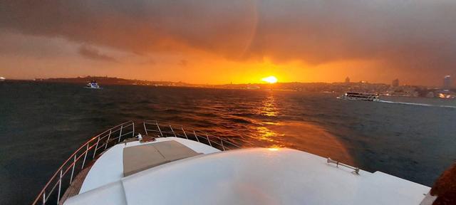YACHT
