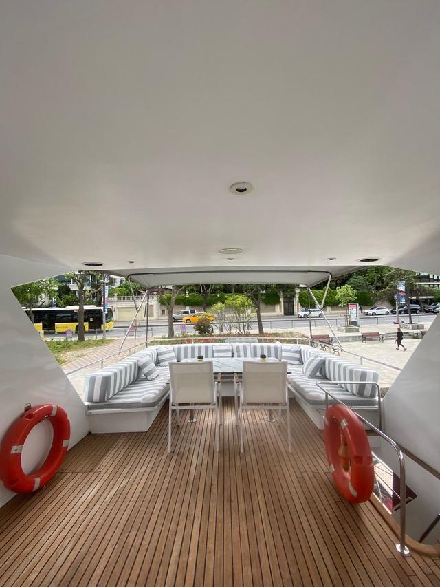 YACHT
