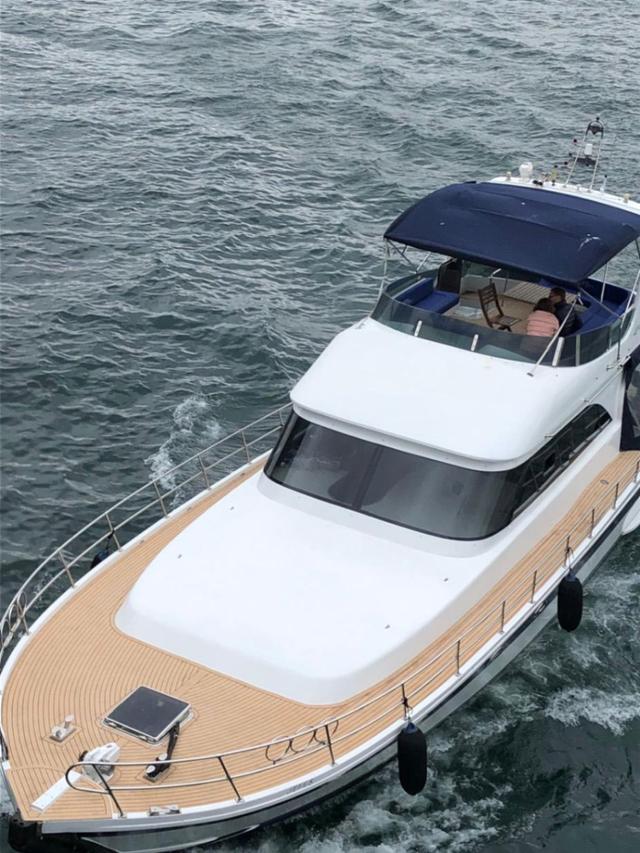 YACHT