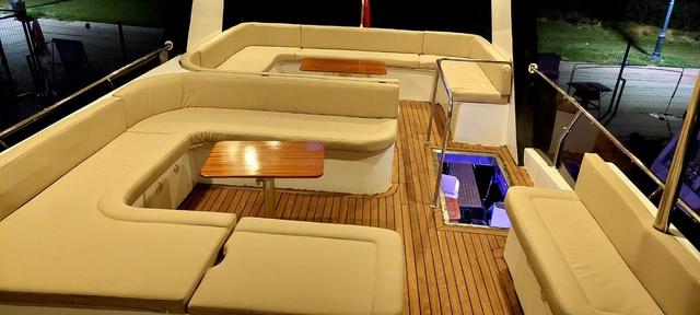 YACHT