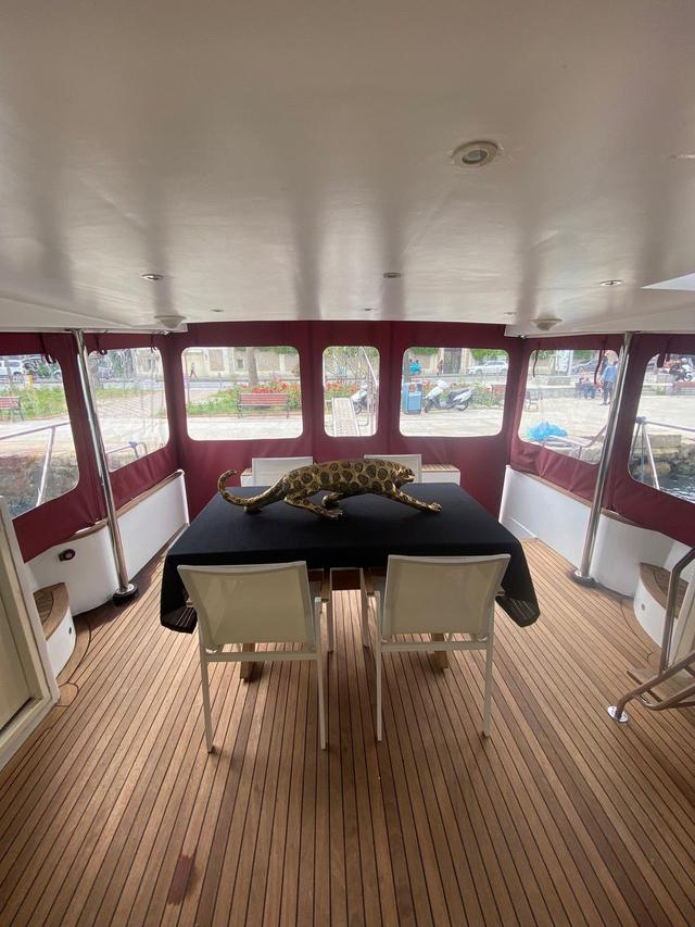 YACHT