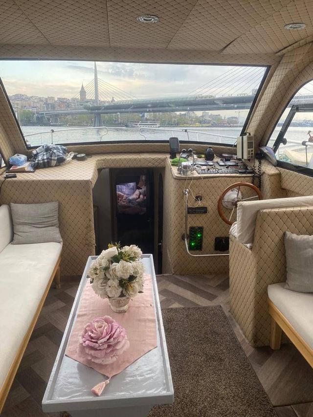 YACHT
