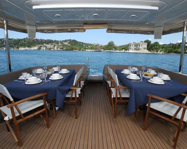 YACHT