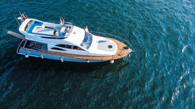YACHT