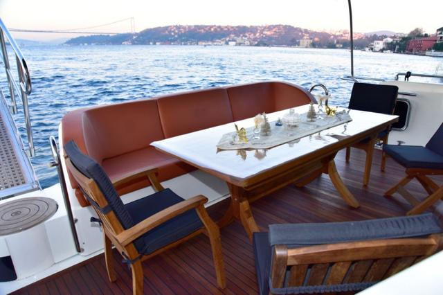 YACHT
