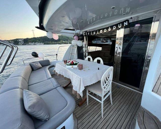 YACHT