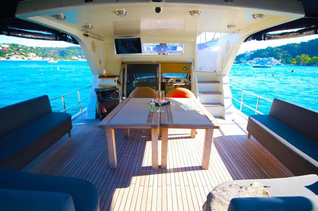 YACHT