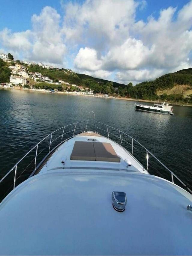 YACHT