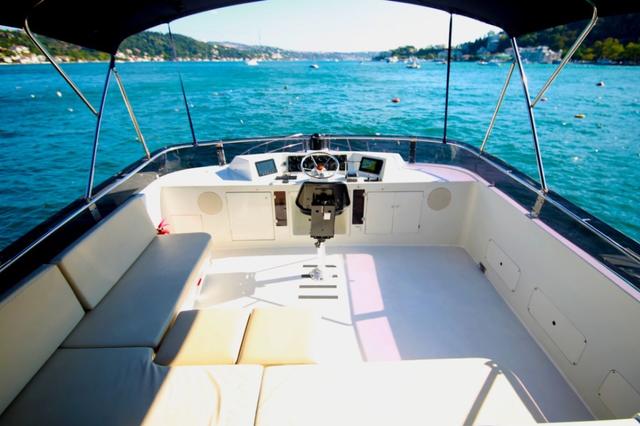 YACHT