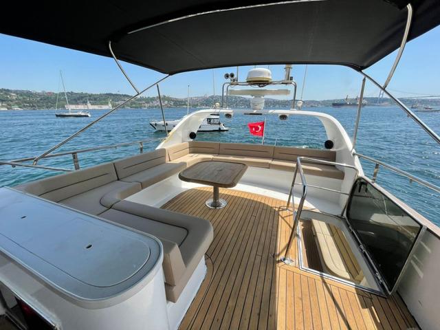 YACHT