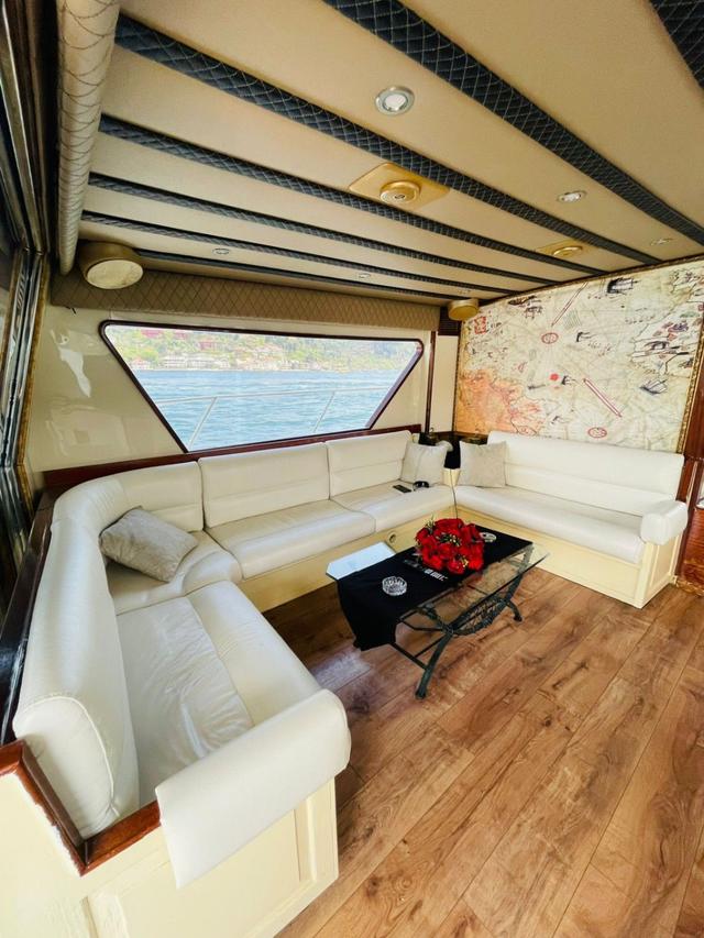 YACHT