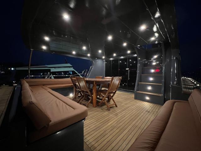 YACHT