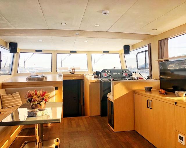 YACHT