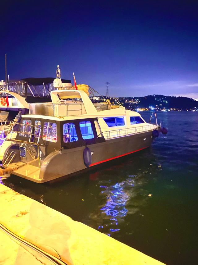 YACHT