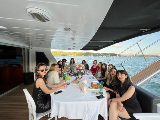 YACHT