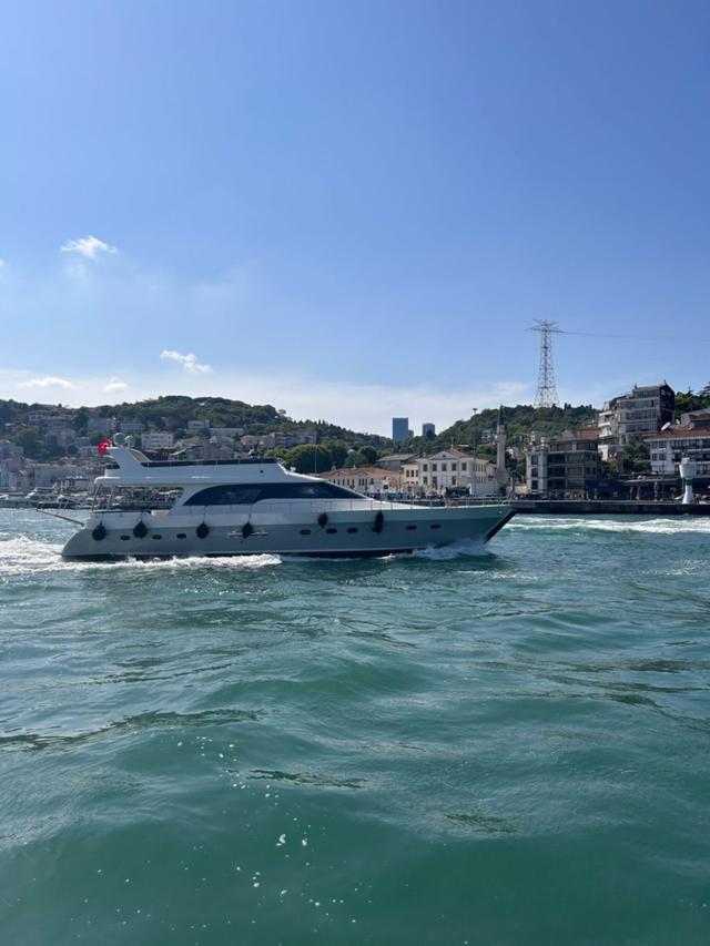 YACHT