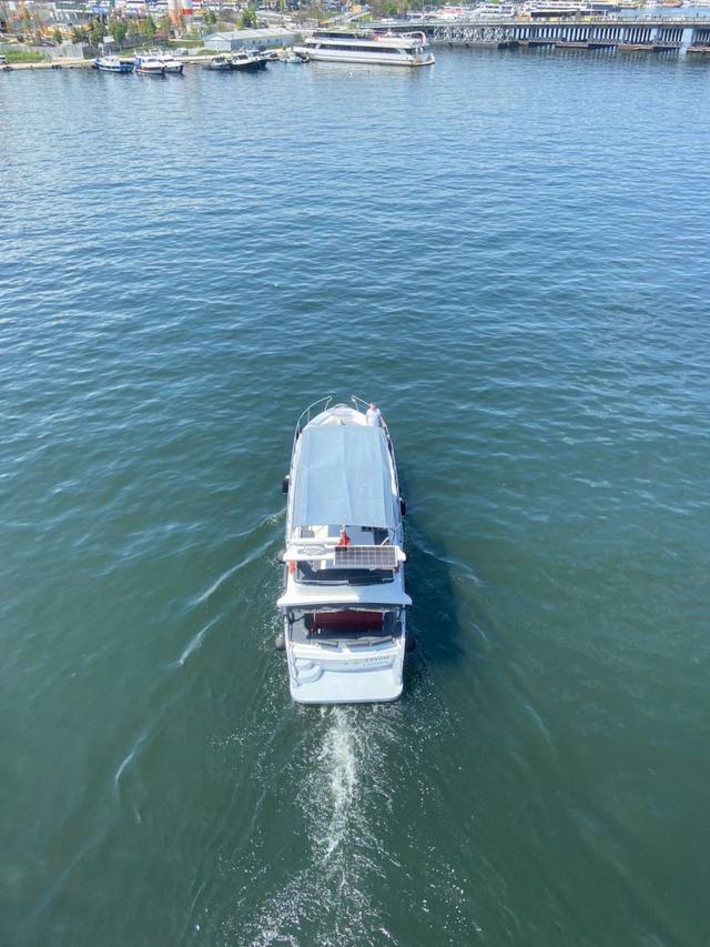YACHT