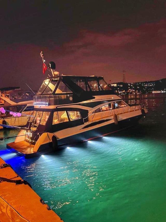YACHT