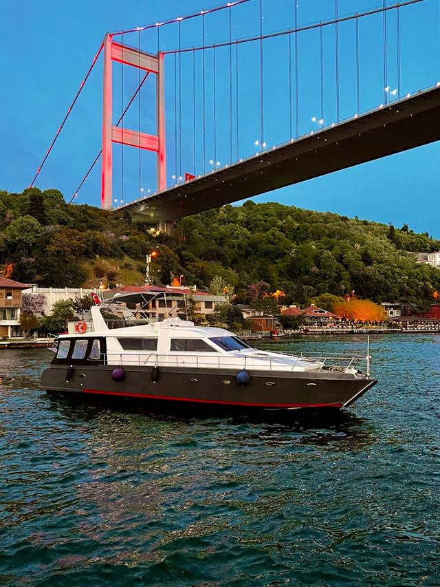 YACHT