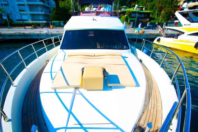 YACHT